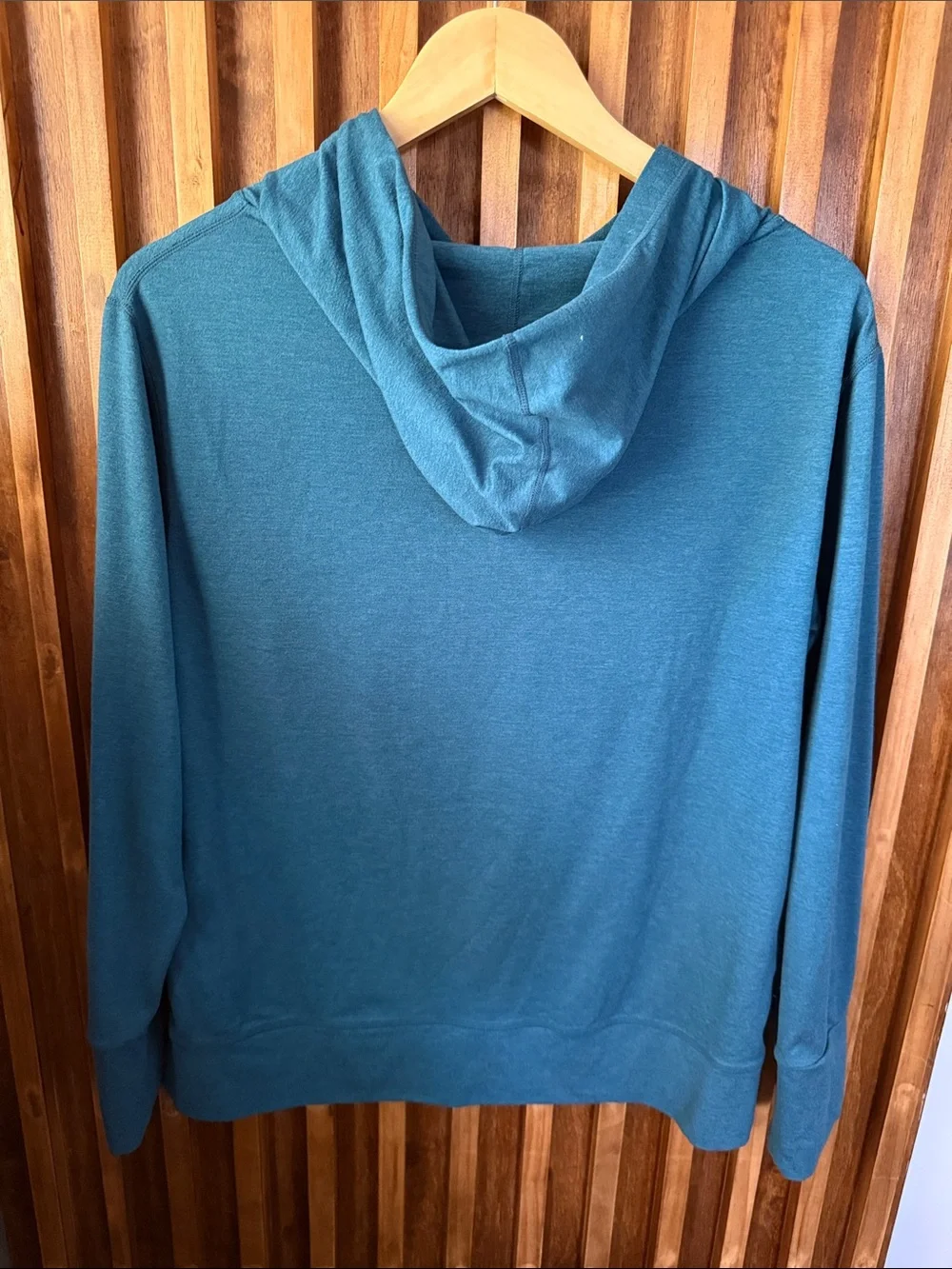 Vuori Halo Performance Pullover in  Cosmo Blue. M - Picture 3 of 8